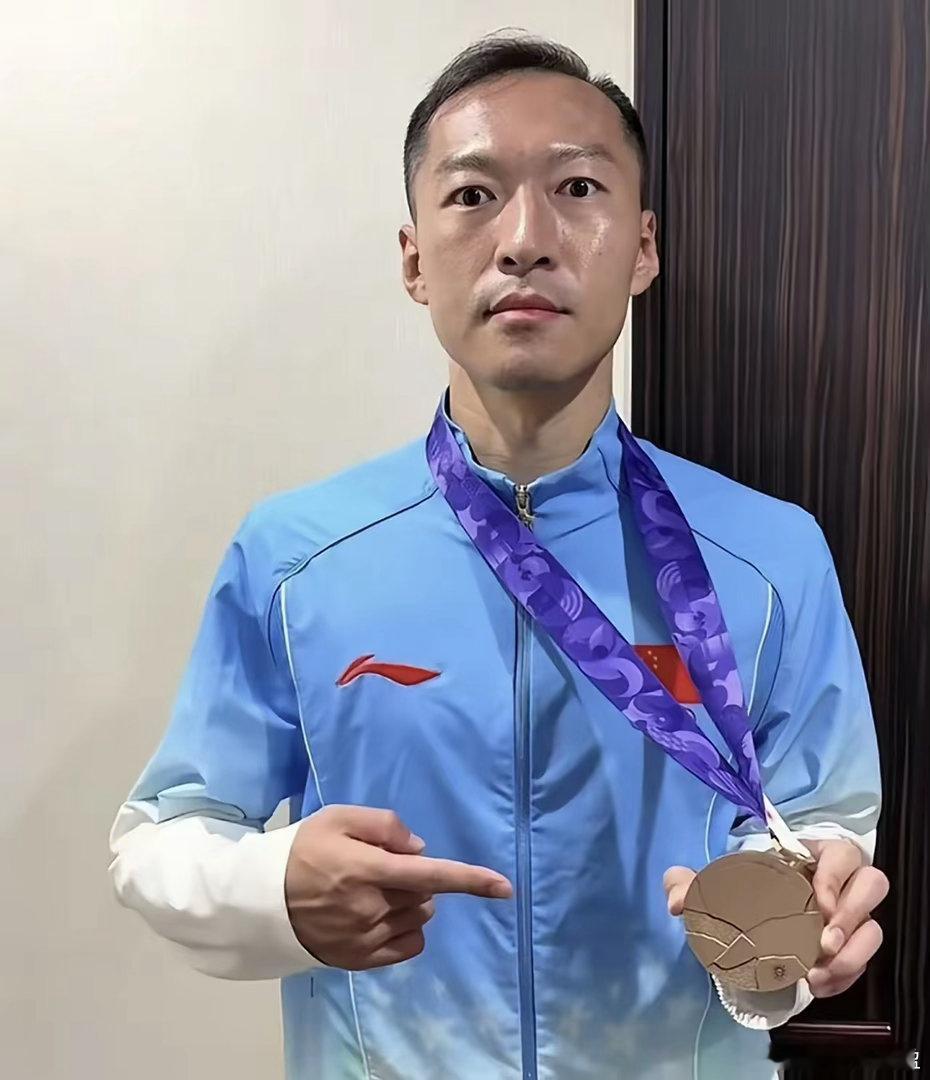 吴曦37岁还能拿到亚运奖牌，估计做梦都会笑醒。想当初，他在网上被多少人网暴，这么