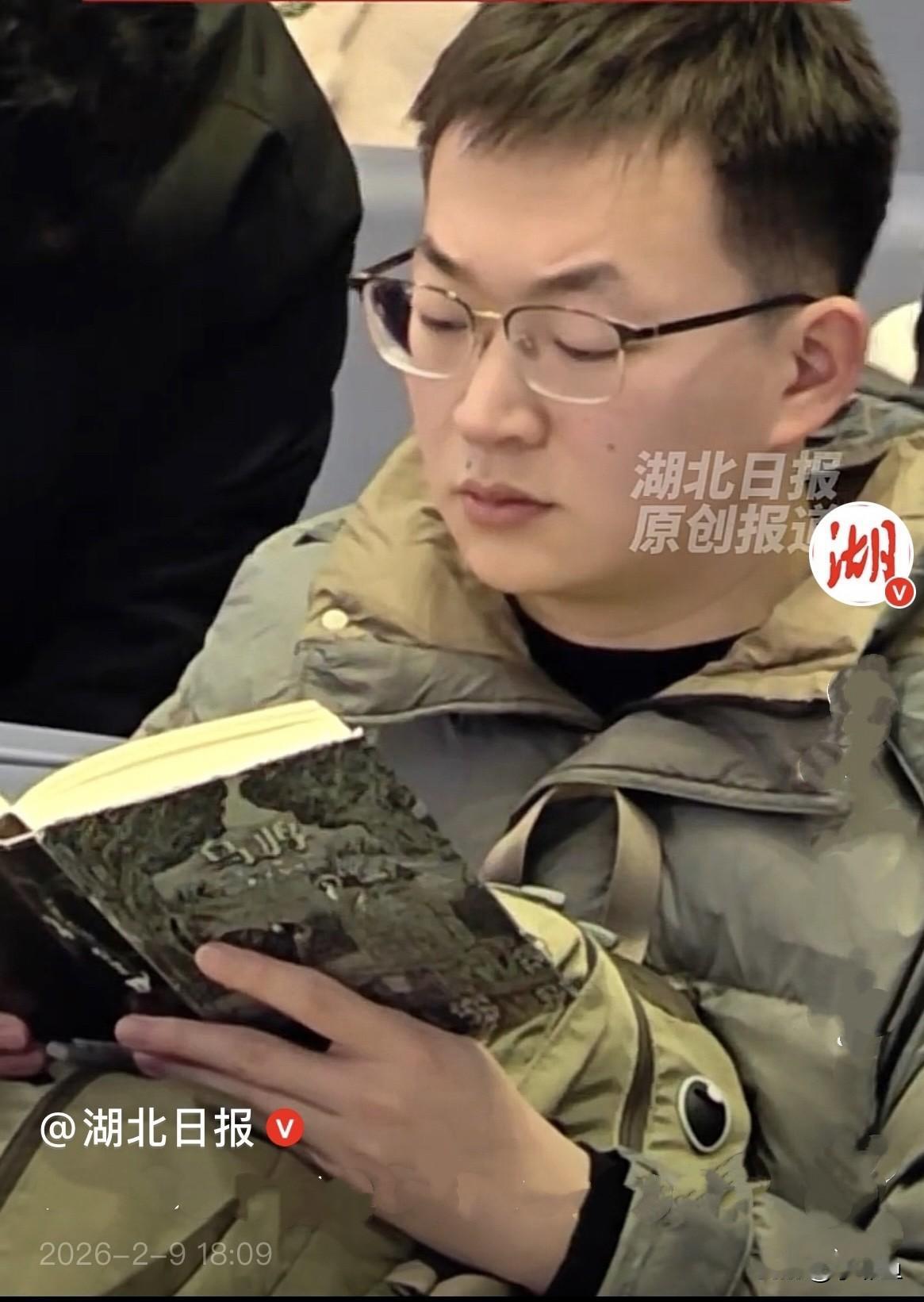 近日，武汉武昌火车站里，人来人往，熙熙攘攘，人声嘈杂，放眼望去，所有人都在打低头