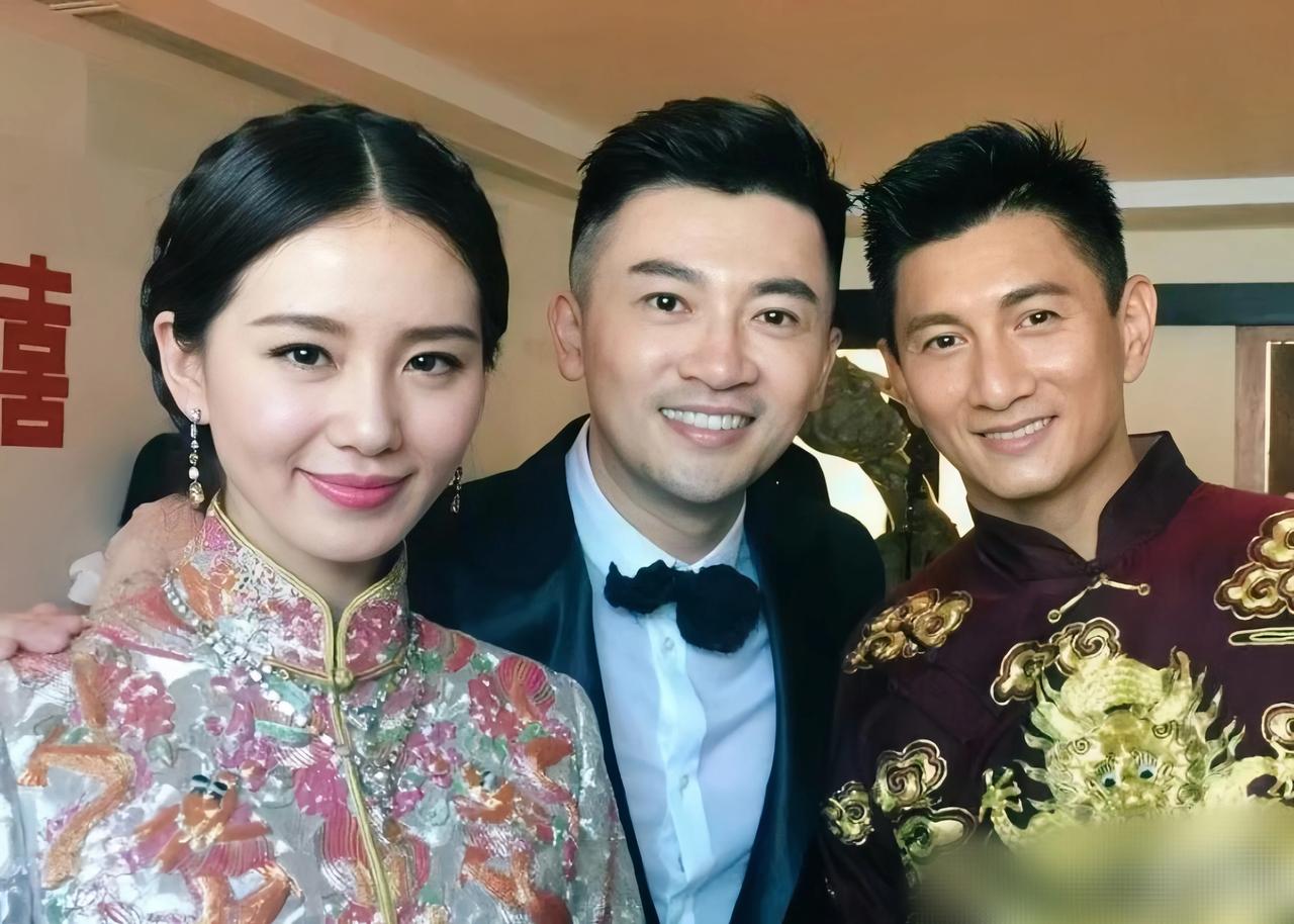 苏有朋的好友结婚时，他与新娘新郎在一起的一张留影。