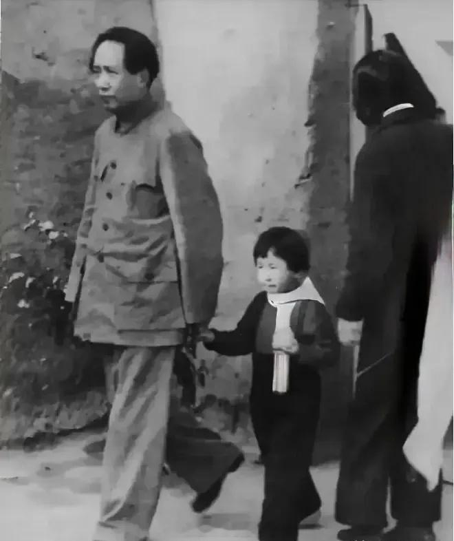 换上一身新衣服，牵着女儿小手走出窑洞，夫人拉帘关门，去街上看秧歌舞。 ​​​
