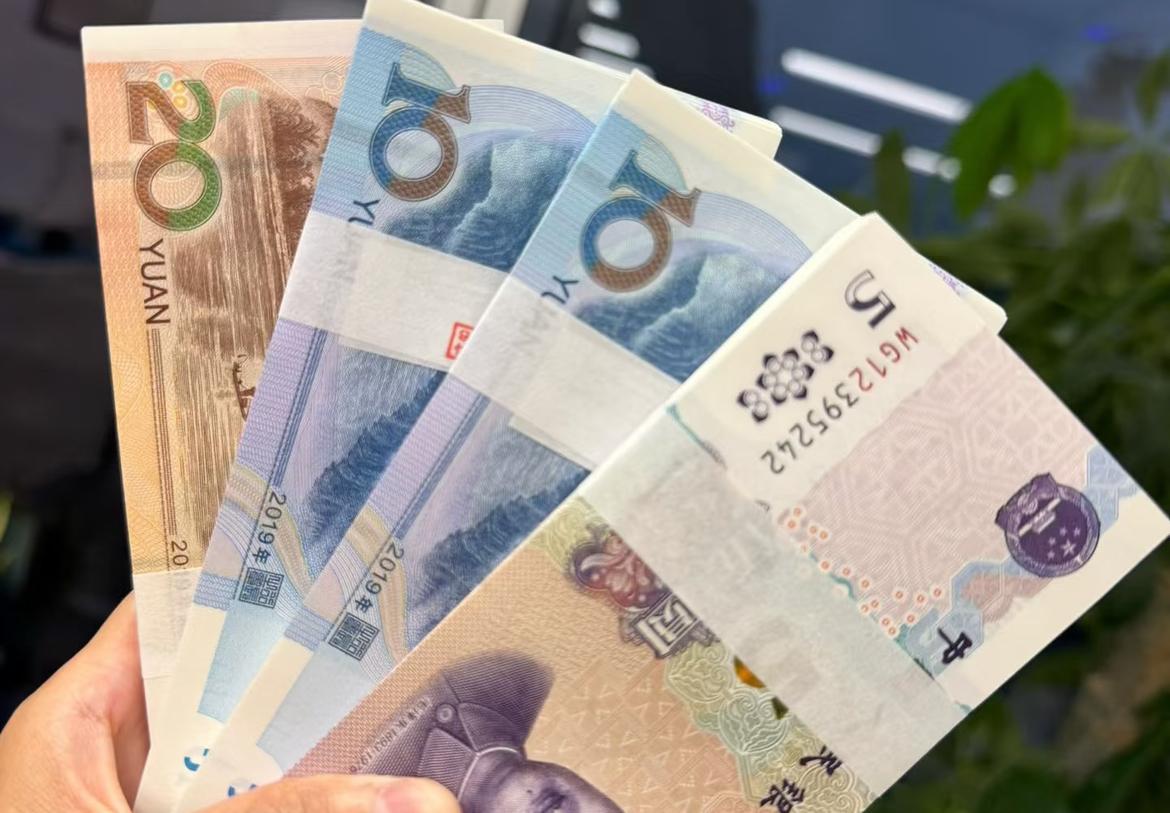 现在的孩子，过年压岁钱都和我们那个时候不一样了，今天同事去银行取了400块钱的零