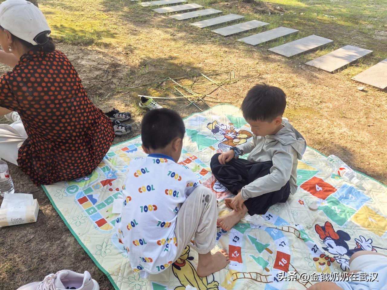 今天我和儿媳妇带着两个孙子在黄塘湖公园玩了一天。

早上8:30出发，两个孙子骑