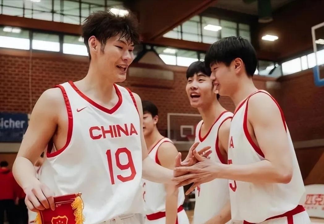 国青内线刘李参与宏远试训，广东考察新鲜血液
 
广东宏远近期开启了内线新人的试训