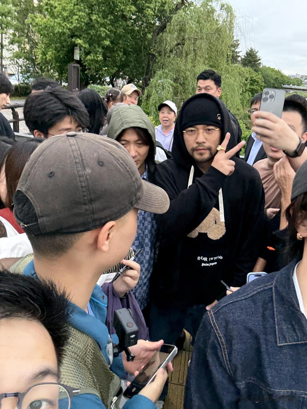 这还是我们认识的周杰伦吗，感觉随便一个模仿者都比这个像，他怎么突然就憔悴了～～感