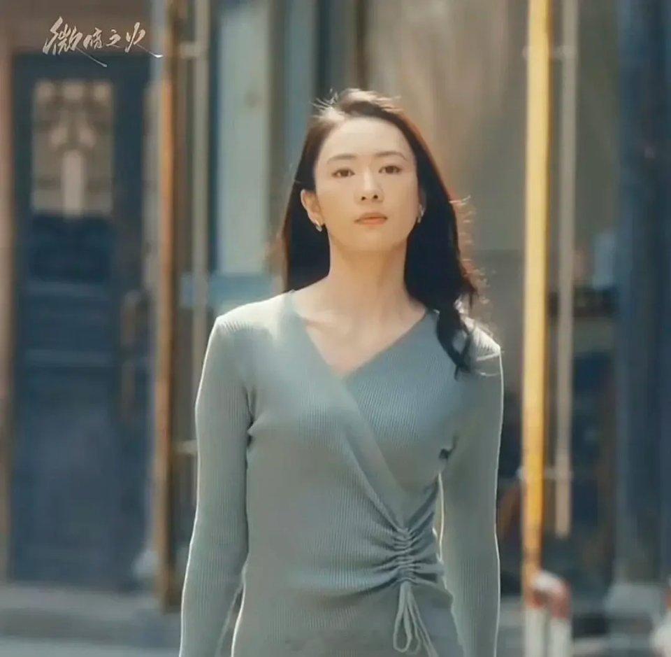 网友吐槽微暗之火最大的问题是童谣不够美，没有让全镇男人觊觎女人嫉妒的美，剧里反复