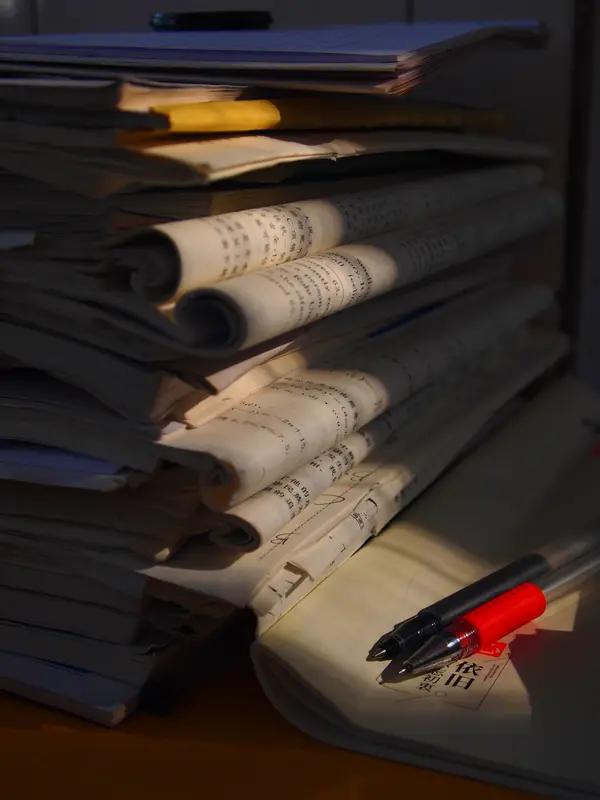 当老师真不是件容易事儿，就说这改卷子，简直是个“无底洞”。29岁的数学老师，本想