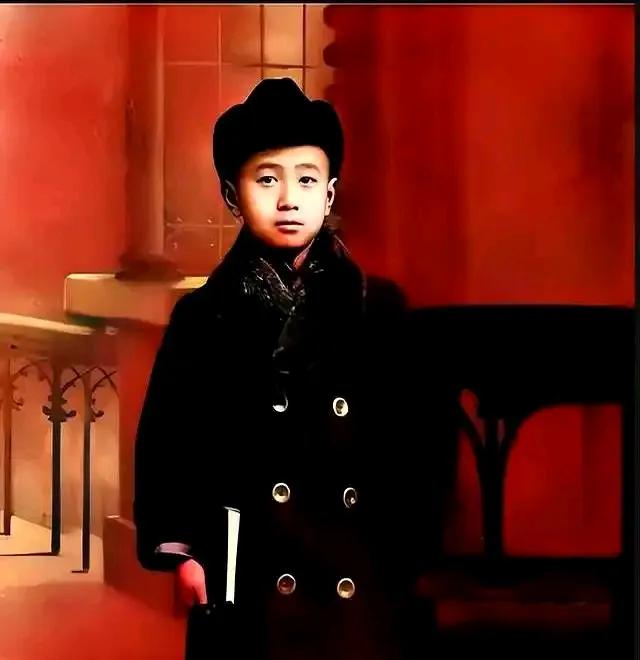 钱学森的一生堪称完美！

先看相貌，仪表堂堂，气质出尘，那么小的年纪，英气逼人，