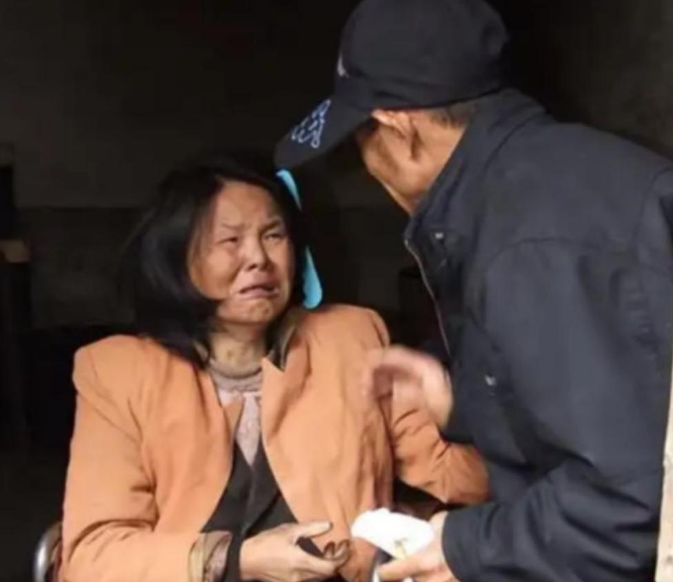 2001年，山东一三轮车夫在街头发现了一位被遗弃的高位截瘫女子，他心生怜悯，将女