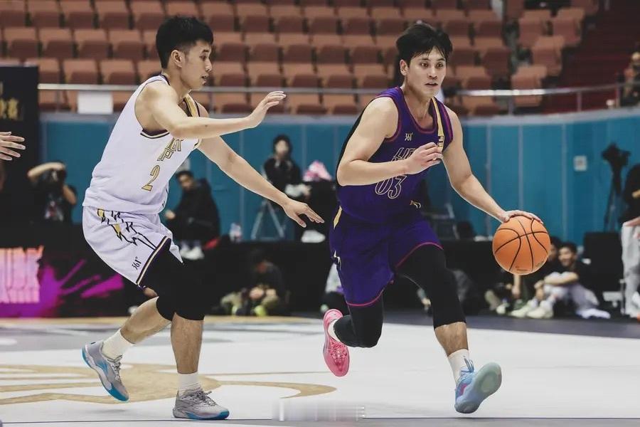 今晚在佛山，2025触地即燃总决赛 也在进行中，在场上看到好多约老师的球鞋！其实