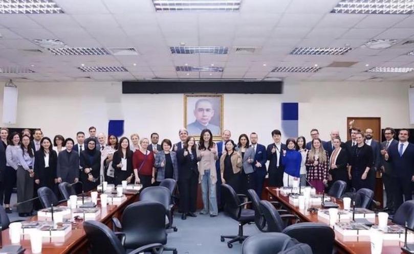 【郑丽文“破局”时刻：前脚访陆谈“一中”，后脚40国代表排队进蓝营】

郑丽文演