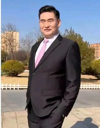 这是大衣哥近照。看了这张照片，你会有何感受？除开你羡慕他甜美的歌喉，你还会钦佩他