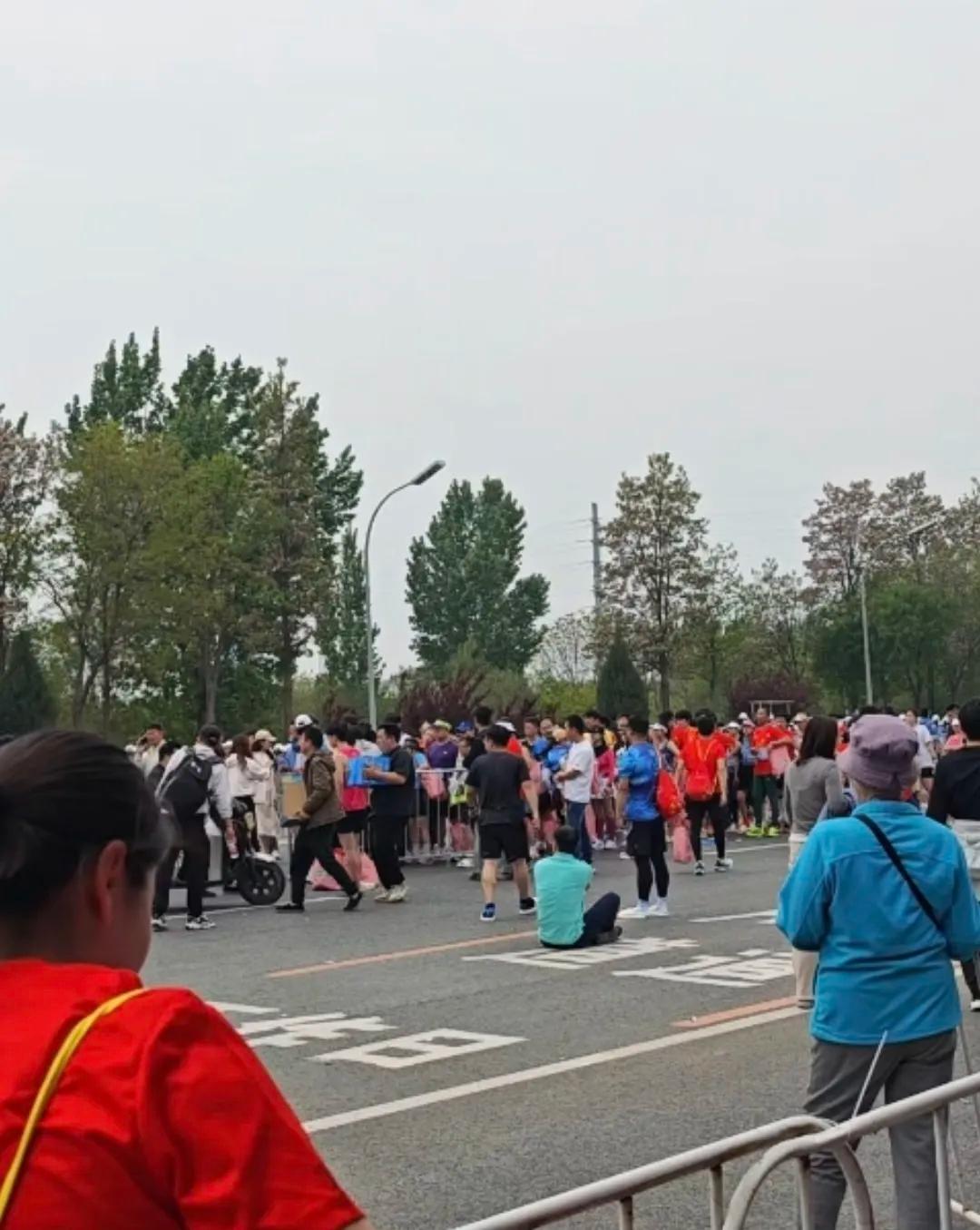 哈哈，今天（4月19号）保定马拉松比赛到后面奖牌没有了，有一百多名完赛选手领不到