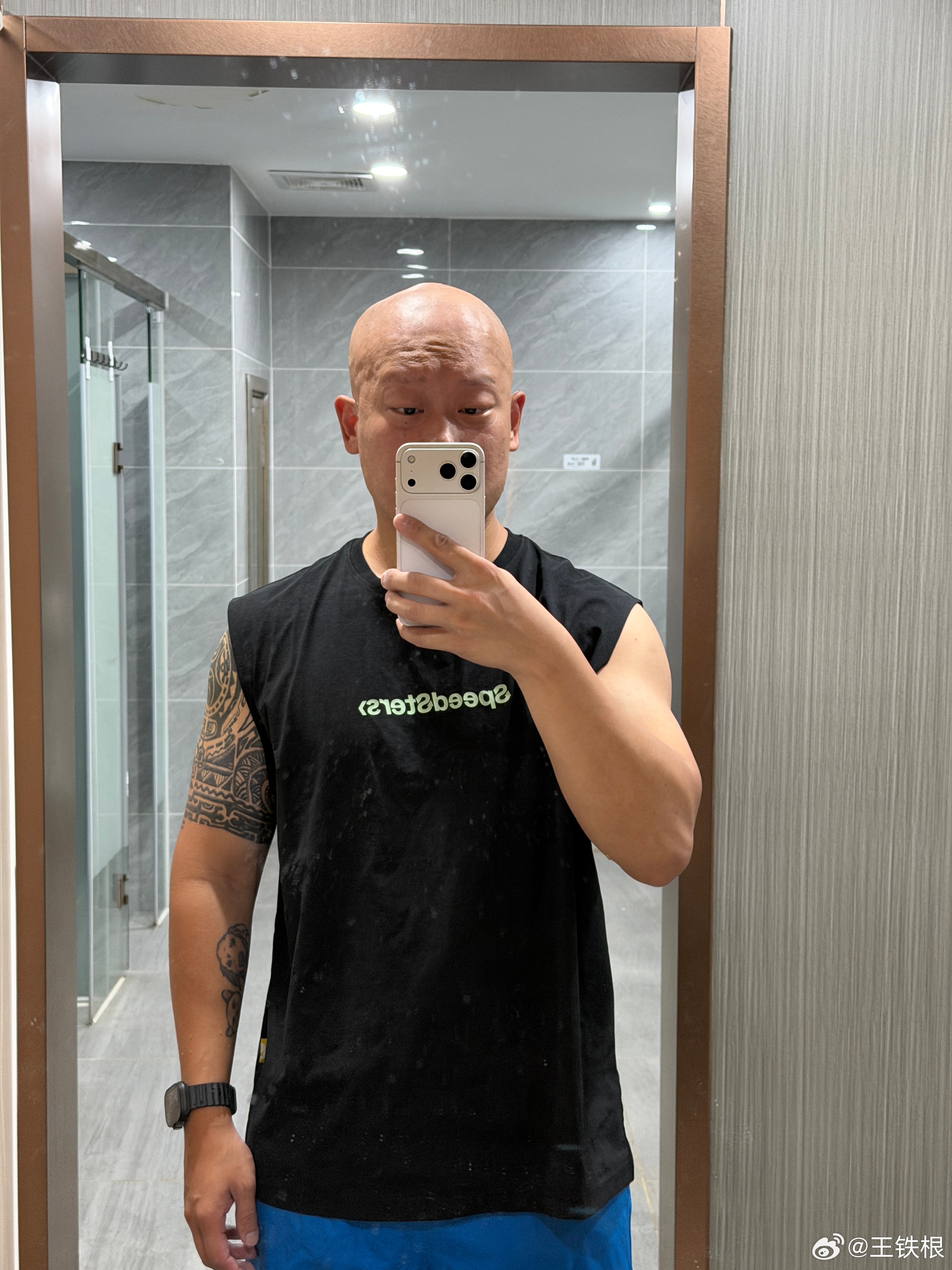 今天解锁了单手蛙泳，可以游很久，秘诀是蹬腿后，左手或右手从中间往下拨水，增加上半