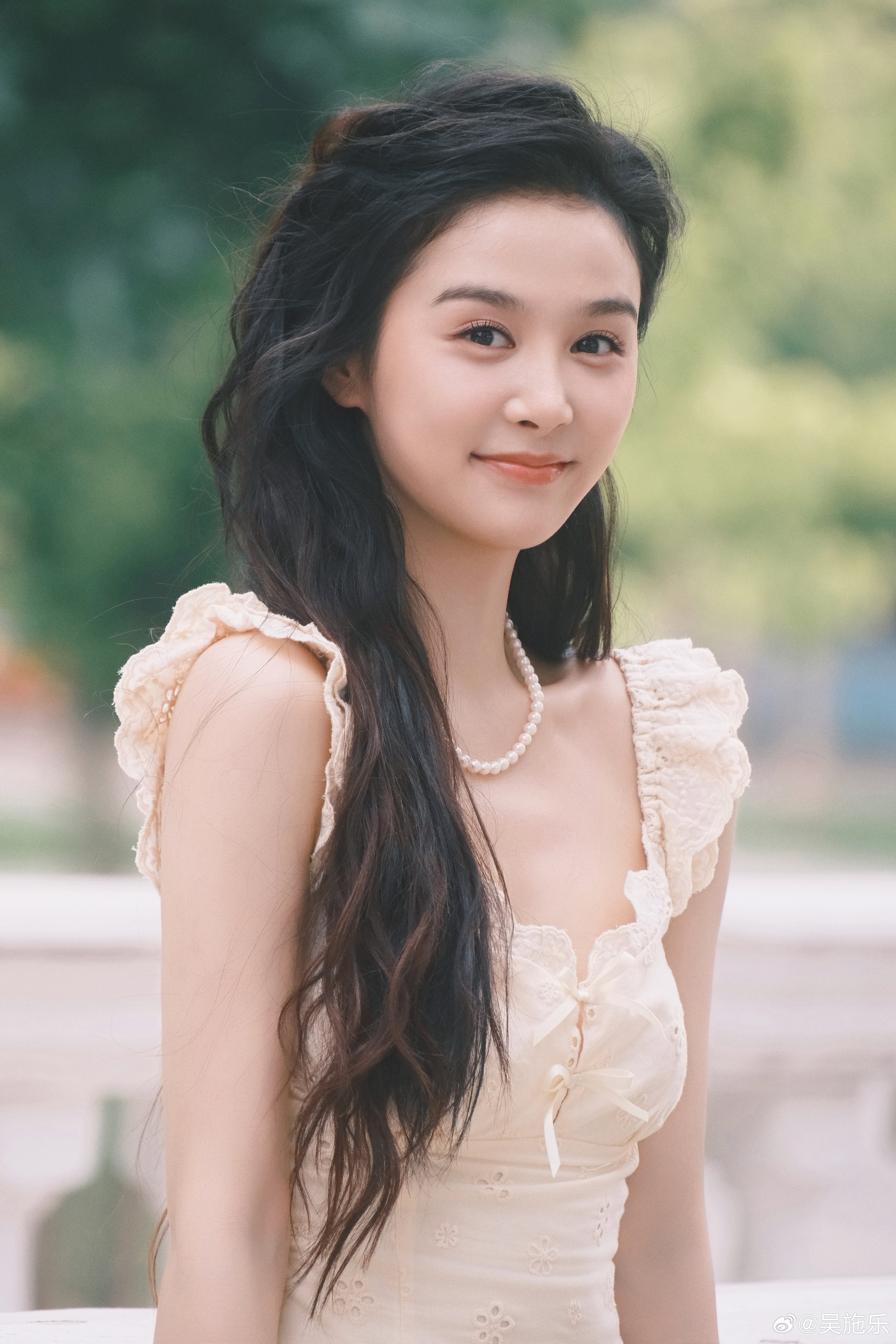 吴施乐  风掠过发梢，把温柔都揉进阳光里。 