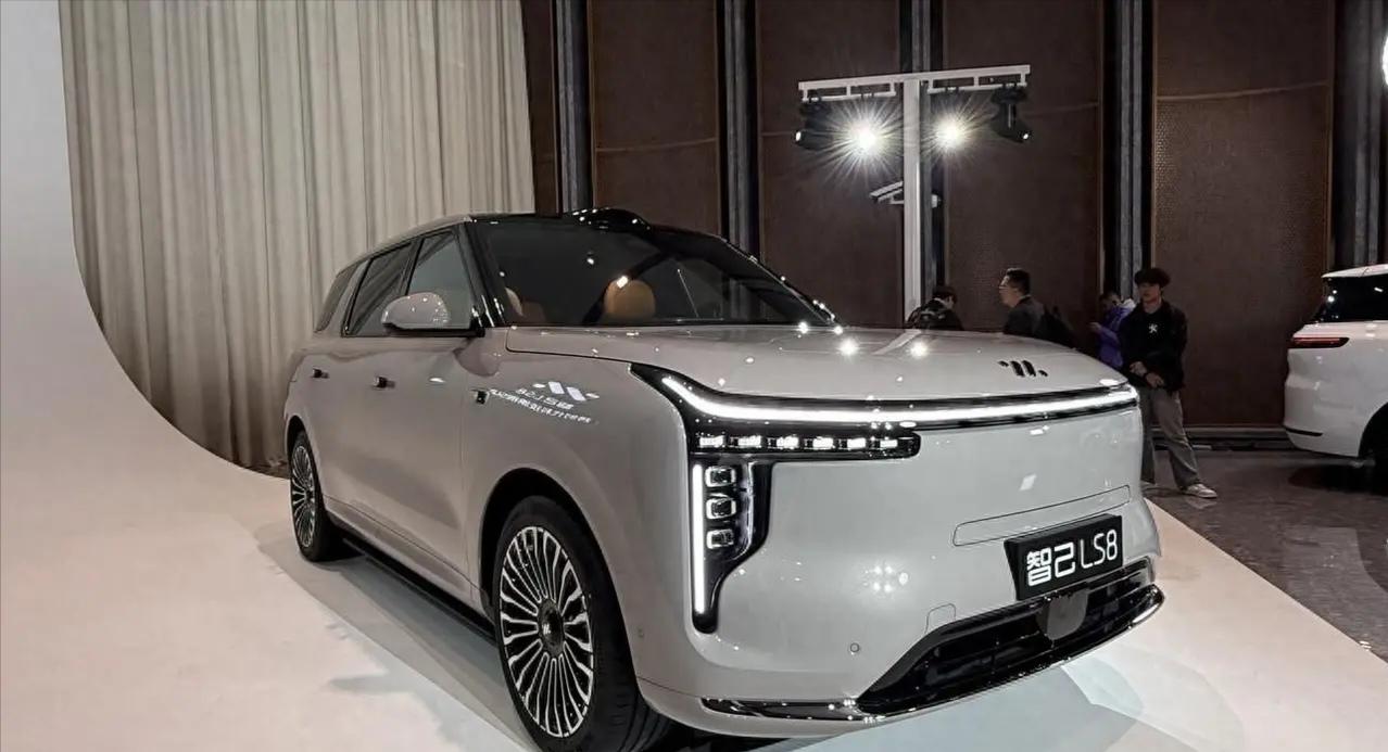 4.品鉴25万级智己LS8旗舰实力
24.98万起售，纯电续航最高430km，