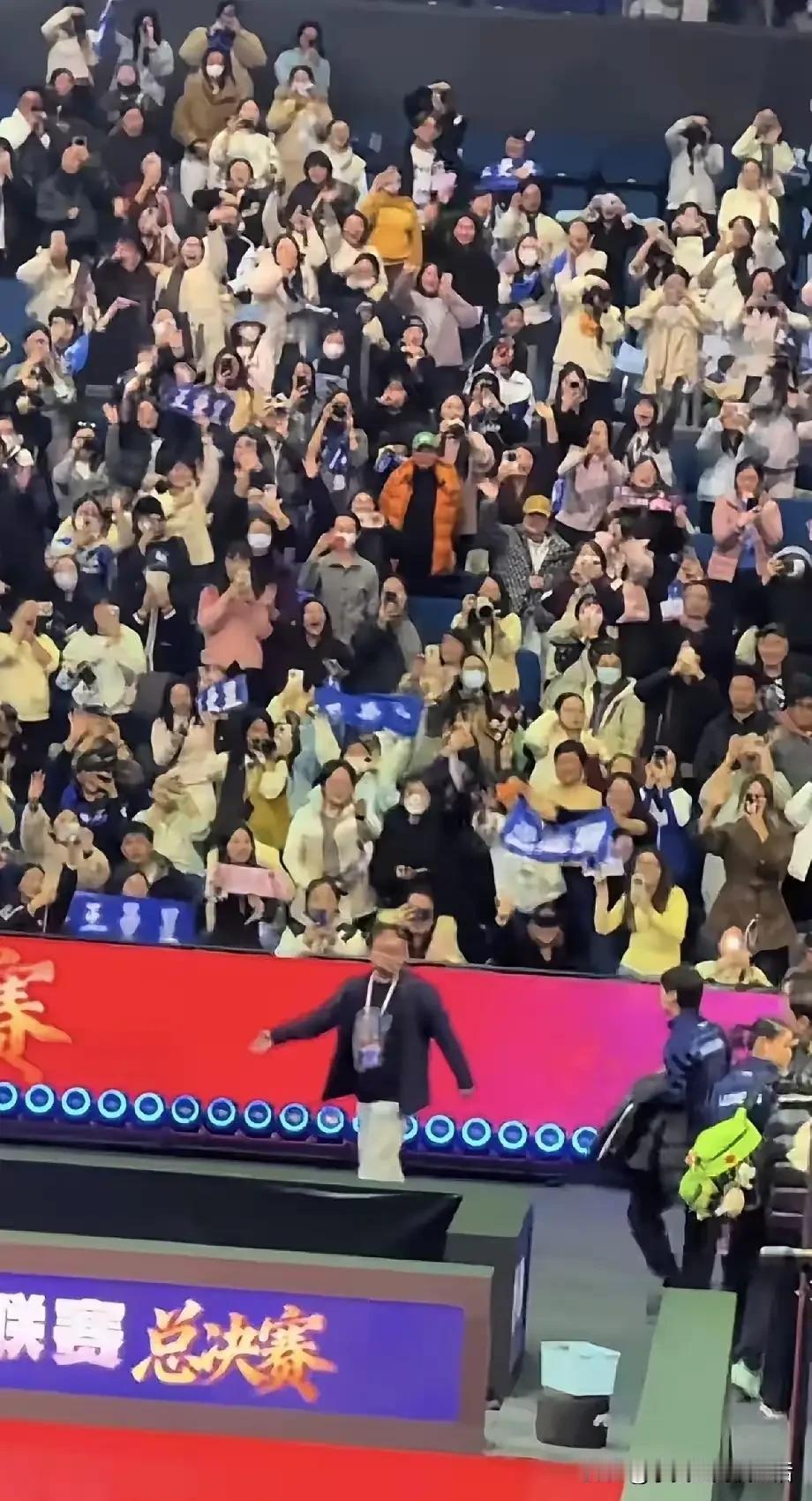 被王曼昱给整不会了。
明明第一场半决赛
打得挺好的，
人气也非常的旺。
带着团队