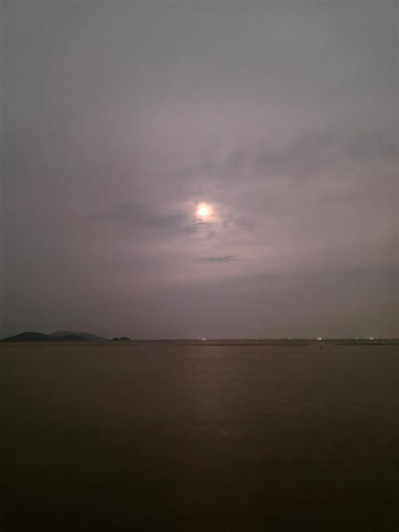 昨晚八月十六，我陪我妈在阳台上坐了一会儿。

我妈八十多了，眼神还行，就是腿脚不