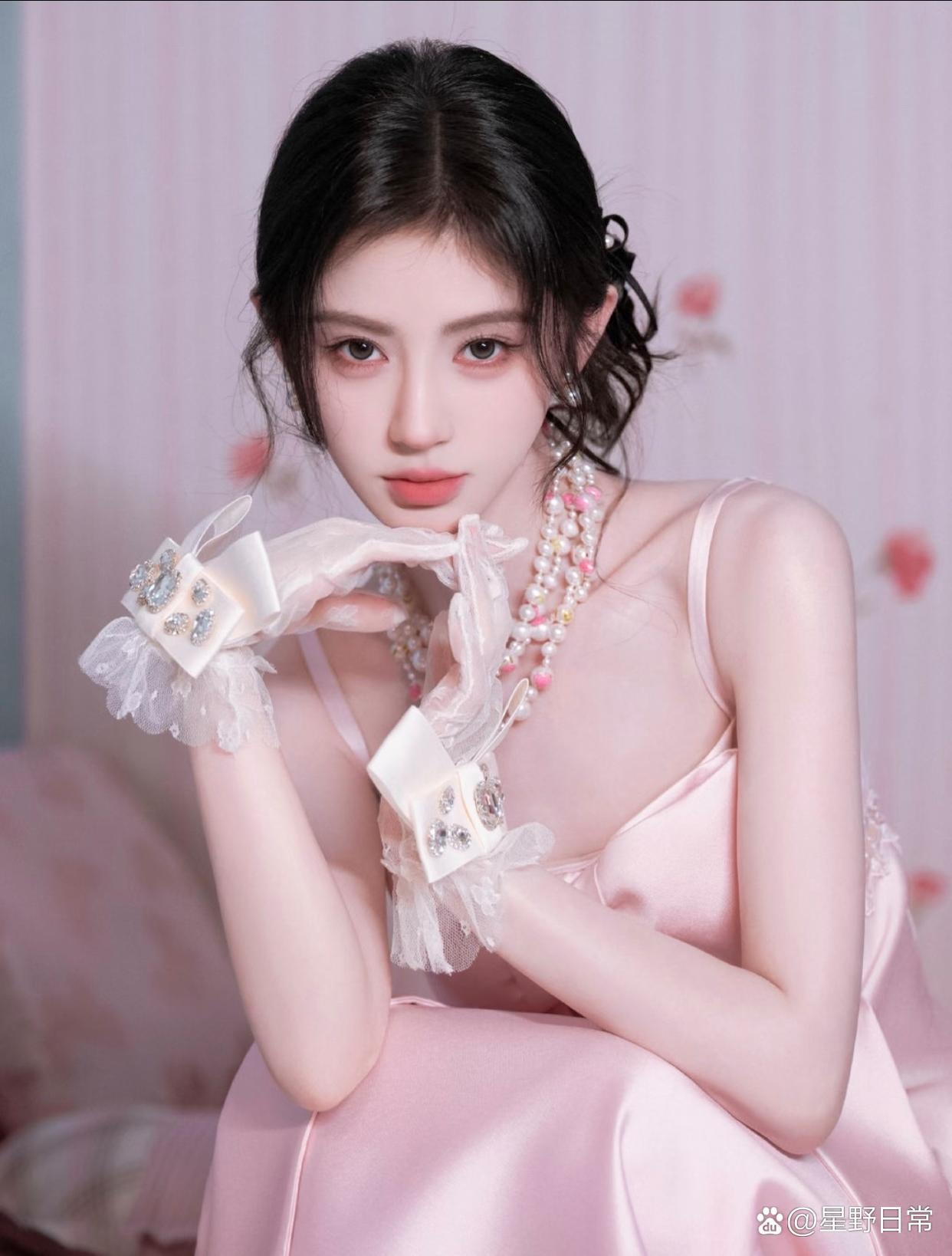 1. 鞠婧祎近期拍戏、拍商务、出席红毯，都会刻意避开露肩造型。她的直角肩人工痕迹