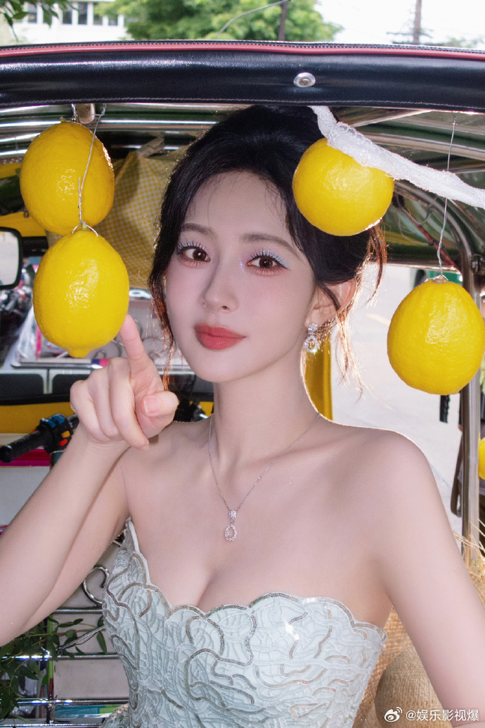 孟子义蓝粉色眼影孟子义人鱼姬眼妆蓝粉色眼影兼具清冷与甜柔，人鱼姬波光眼妆氛围感拉
