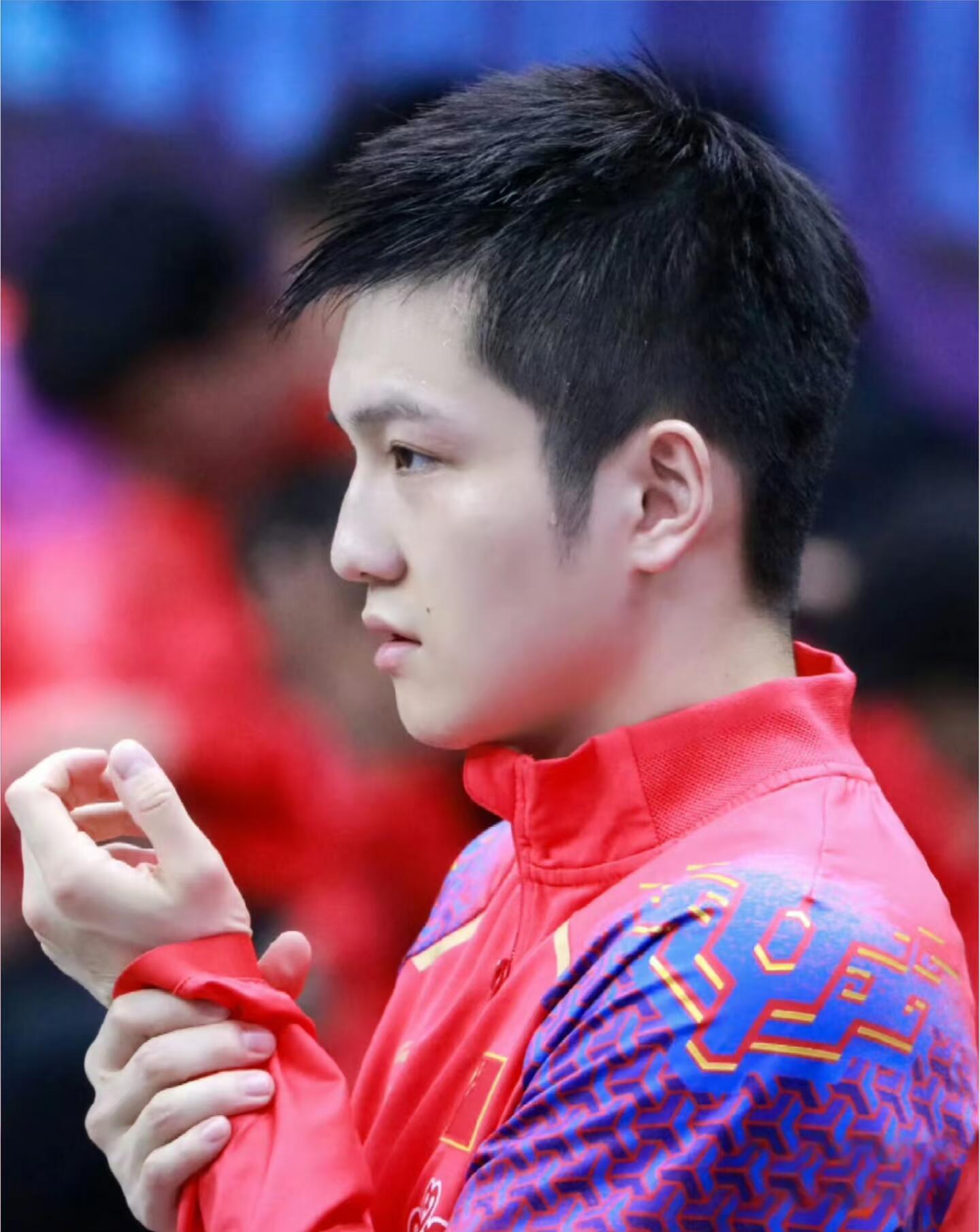 斯哈……是左还是右？极具攻击性的侧颜东。 