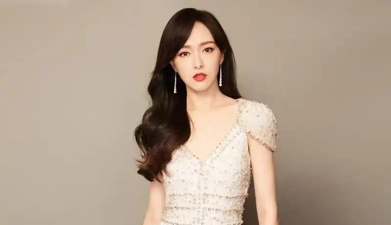 “王家卫嫌唐嫣拖后腿”——这条瓜刚冒头就炸翻了热搜。
传闻说老王在金鸡论坛暗指