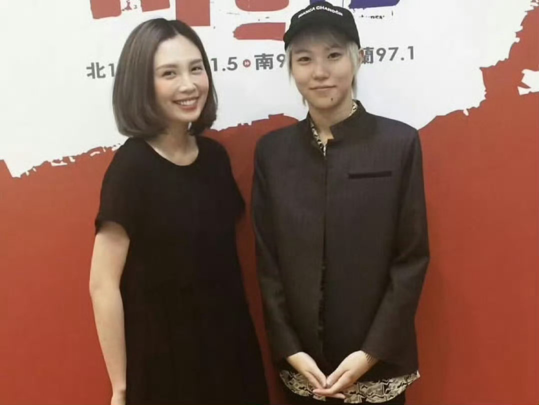 窦靖童魏如萱合作十年了歌手2026 安静相处也暖意满满，双向奔赴的友谊，搭配动听