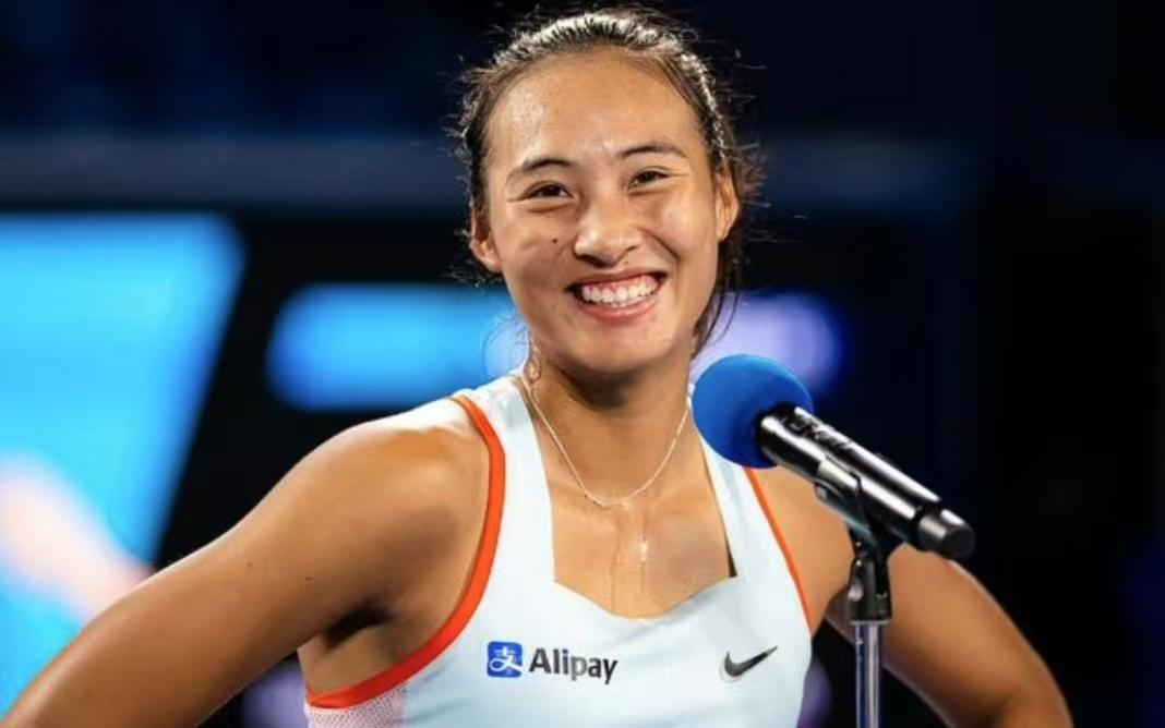 郑钦文为何在第二轮赛后，被美国现场观众高呼“文女王”？
 
1、郑钦文阳光自信，
