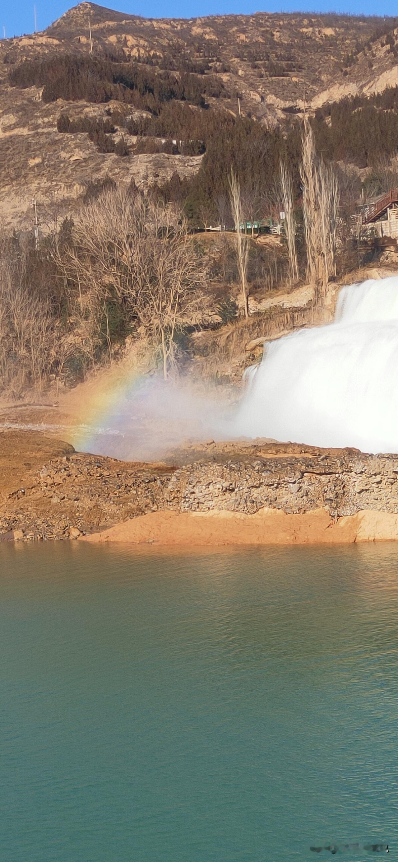 这一阵子 ，陕西礼泉的湾里村的自然美景红遍三秦大地
各地网红纷纷前来打卡， 游客