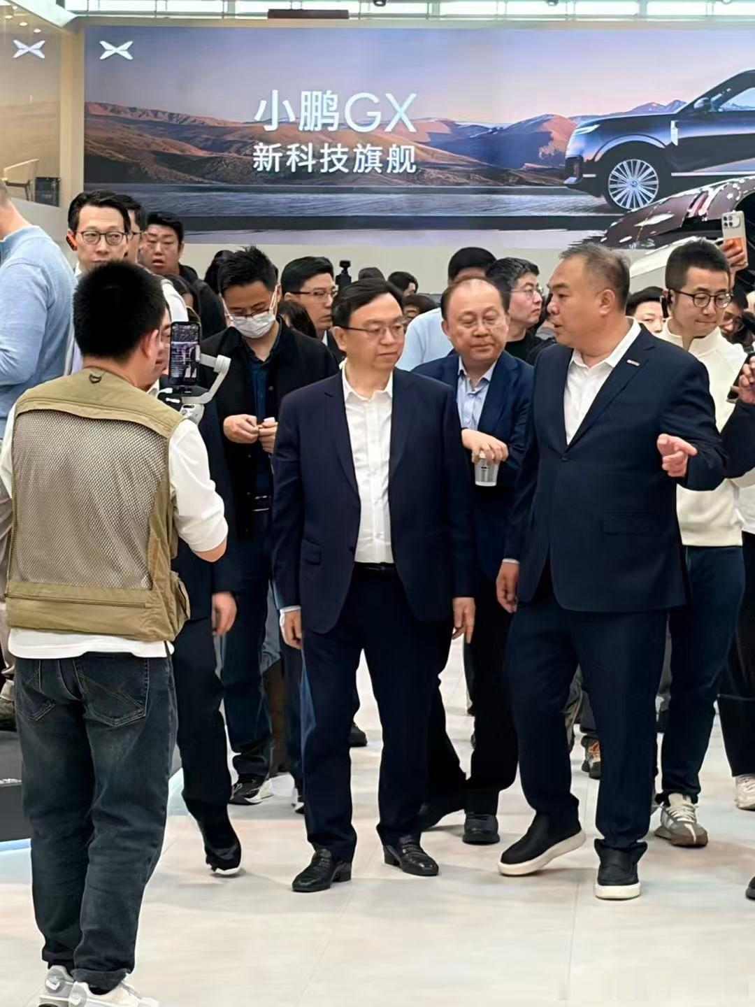 北京车展车企大佬围观小鹏GX王传福朱江明体验小鹏GX三排电动折叠三排电动折叠这个