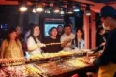 [兔子]沈阳凌晨一点，18名壮汉围坐夜市，一口气吃掉180串炸串、喝光5瓶白酒，