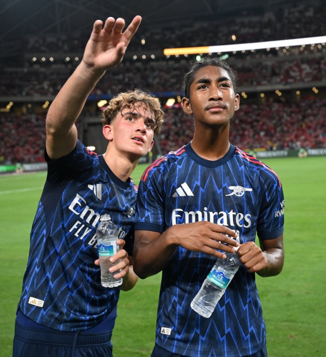 欧冠历史上只有3名球员在16岁或更年轻时代表英格兰俱乐部出场，他们都来自阿森纳：