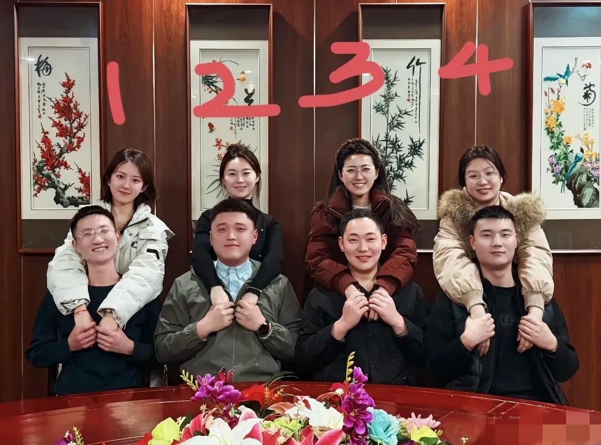 这四对男女当中，有一对是兄妹，凭直觉能看出来的绝对是高手。[赞]