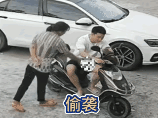 男孩子
出去也要注意安全
难道这阿姨是好奇吗？可是怎么还还手呢？



真想不通