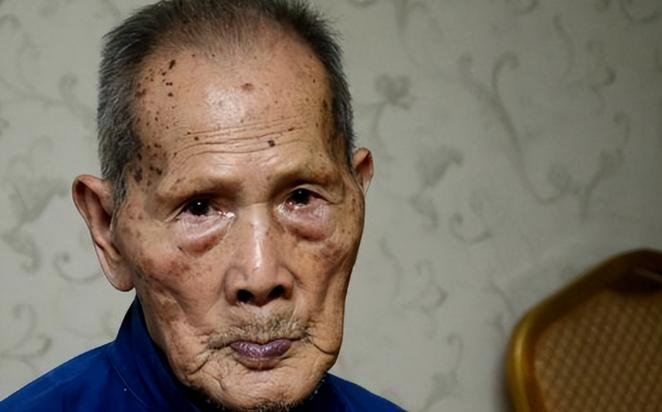 1941年，少尉排长林孝祥深夜潜伏水中布雷，左臂突然被咬住，钻心剧痛传来，他暗叫