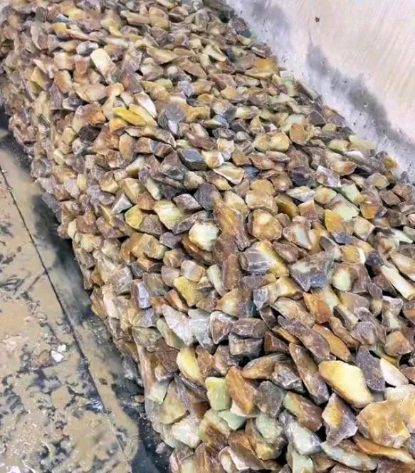 这种被村民用来彻墙的玉石，还有价值吗，看上挺好的呀，为什么被废弃了。