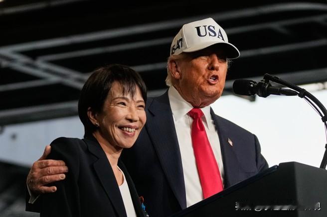 航母上，特朗普一边紧拥高市早苗，一边高声宣布美日关系多么铁。

在两人会谈时，高