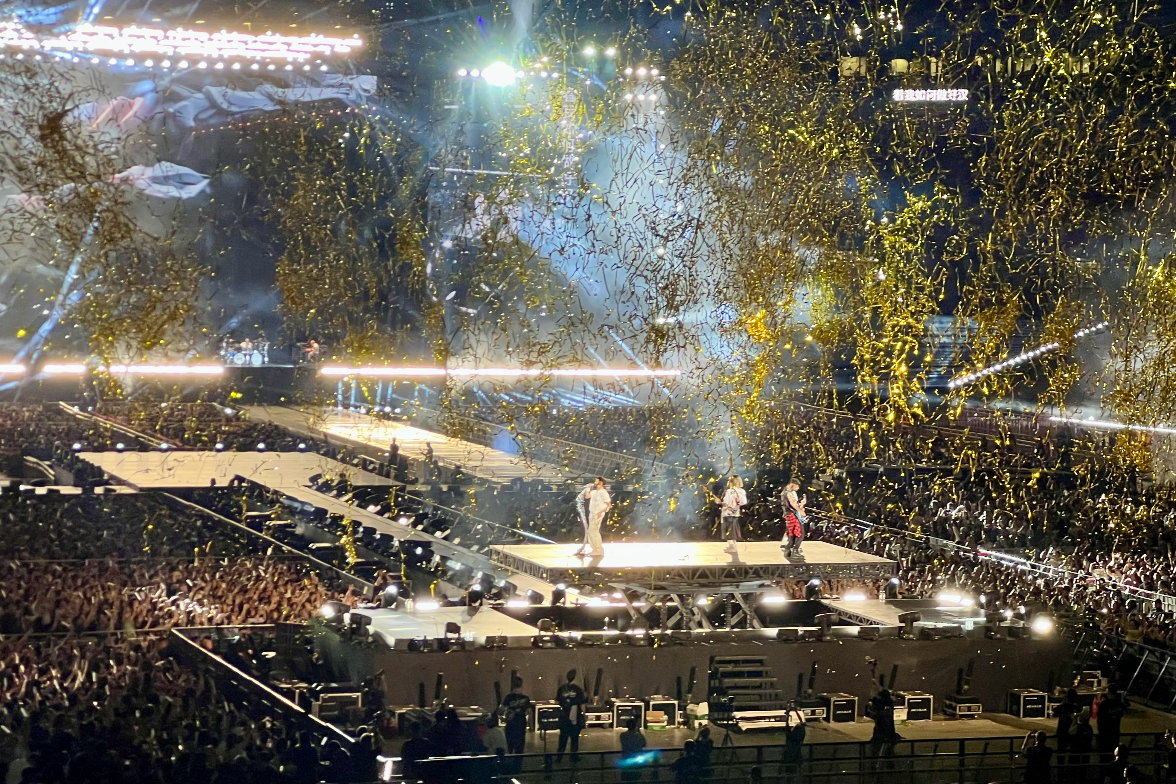 已严肃观摩谢霆锋演唱会，小谢24k纯帅又苏又害羞又有活力又少年感，希望下个月月底