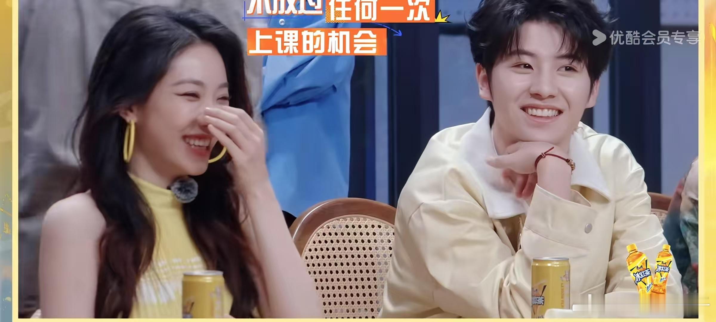 喻言追着韩红上声乐课不管是喝着康师傅冰红茶，还是举着冰红茶听着自己爱听的歌，总之