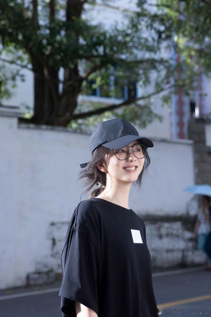 谭松韵还是当年的耿耿随性自在的镜头表现方式延续至今，不刻意凹造型、不固化表情，原