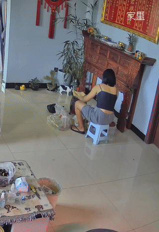 一名女子在家烧纸钱祭奠逝去的亲人。
结果差点引发火灾！
真不明白她为什么要在室内