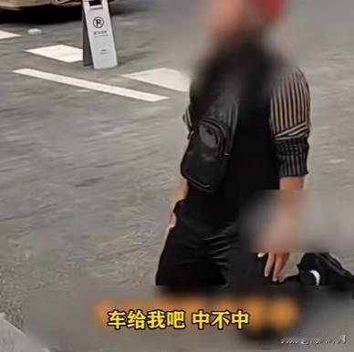 在河南郑州的一个小区门口，发生了一起引人注目的事件。一名外卖员在小区门口情绪失控