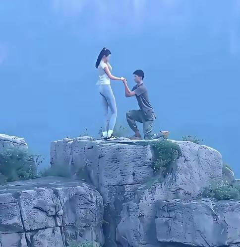 以前看到这个场景，会觉得很浪漫，很感动。自从看了《隐秘的角落》以后，再看见这个场