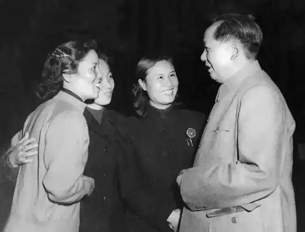 有认识这三位半边天的吗？