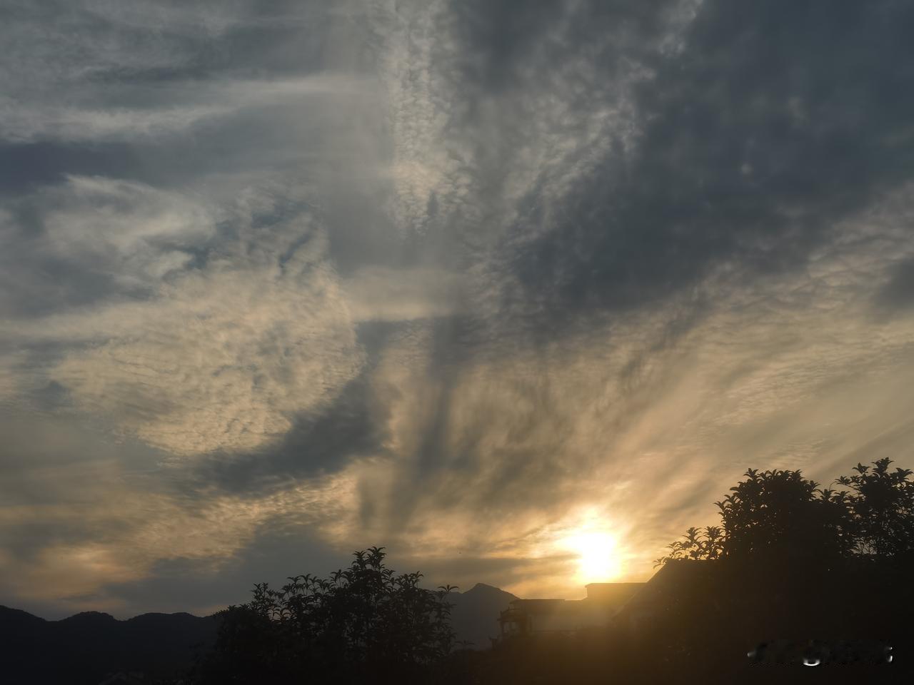 大A现在会不会来红五月？
大盘很难，个股行情应该是有的。
因为国际形势动荡不安，