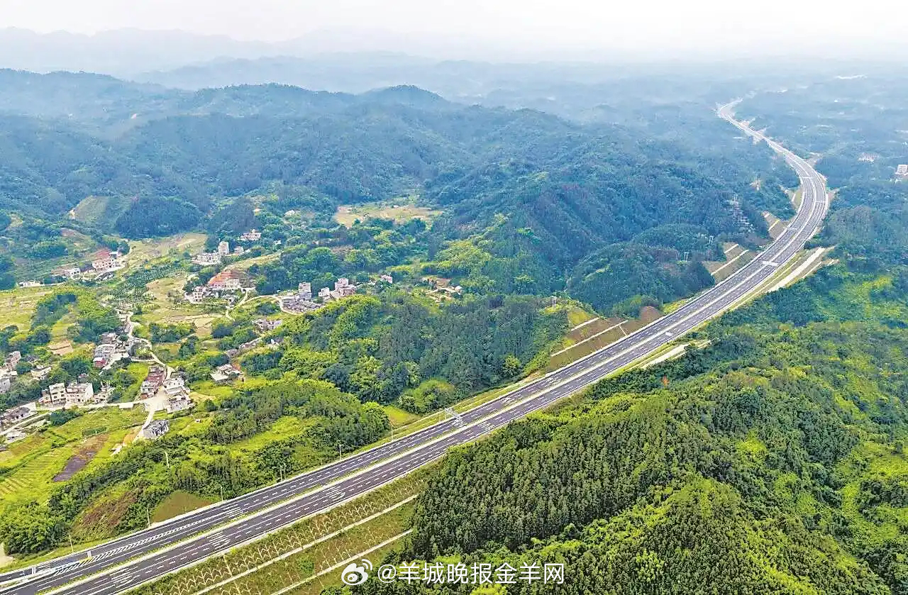 【#阳信高速明日通车# 半年内“零费率”车辆免费通行】记者从广东阳信高速公路有限