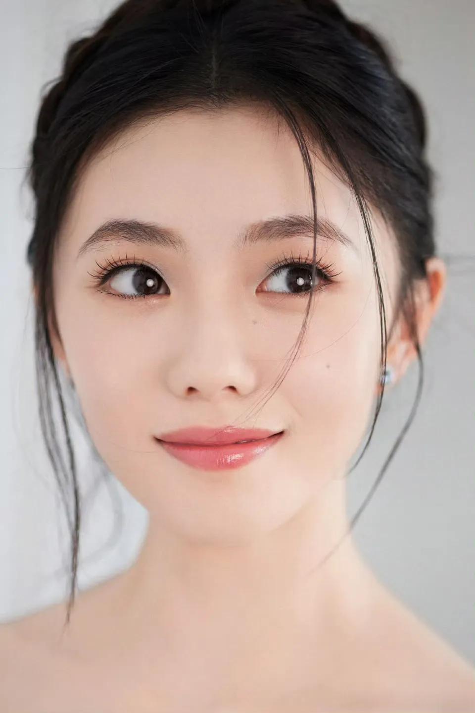 如同冰雪公主降临凡间，她那轻盈的身姿，仿佛是冬日里的精灵。她眼眸中映着冰晶，笑容