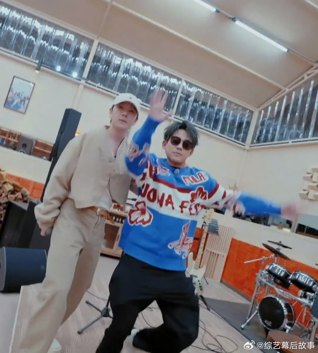 王栎鑫唱到苏醒鞋掉了快乐老友记快乐老友有风季 王栎鑫《董事长》一开启，苏醒就沉浸