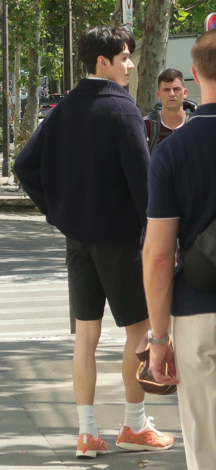 龚俊秀地一下甩掉巴黎时差别人追秀熬成熊猫眼，我看龚俊躺平收图，这波全靠俊俊和俊室