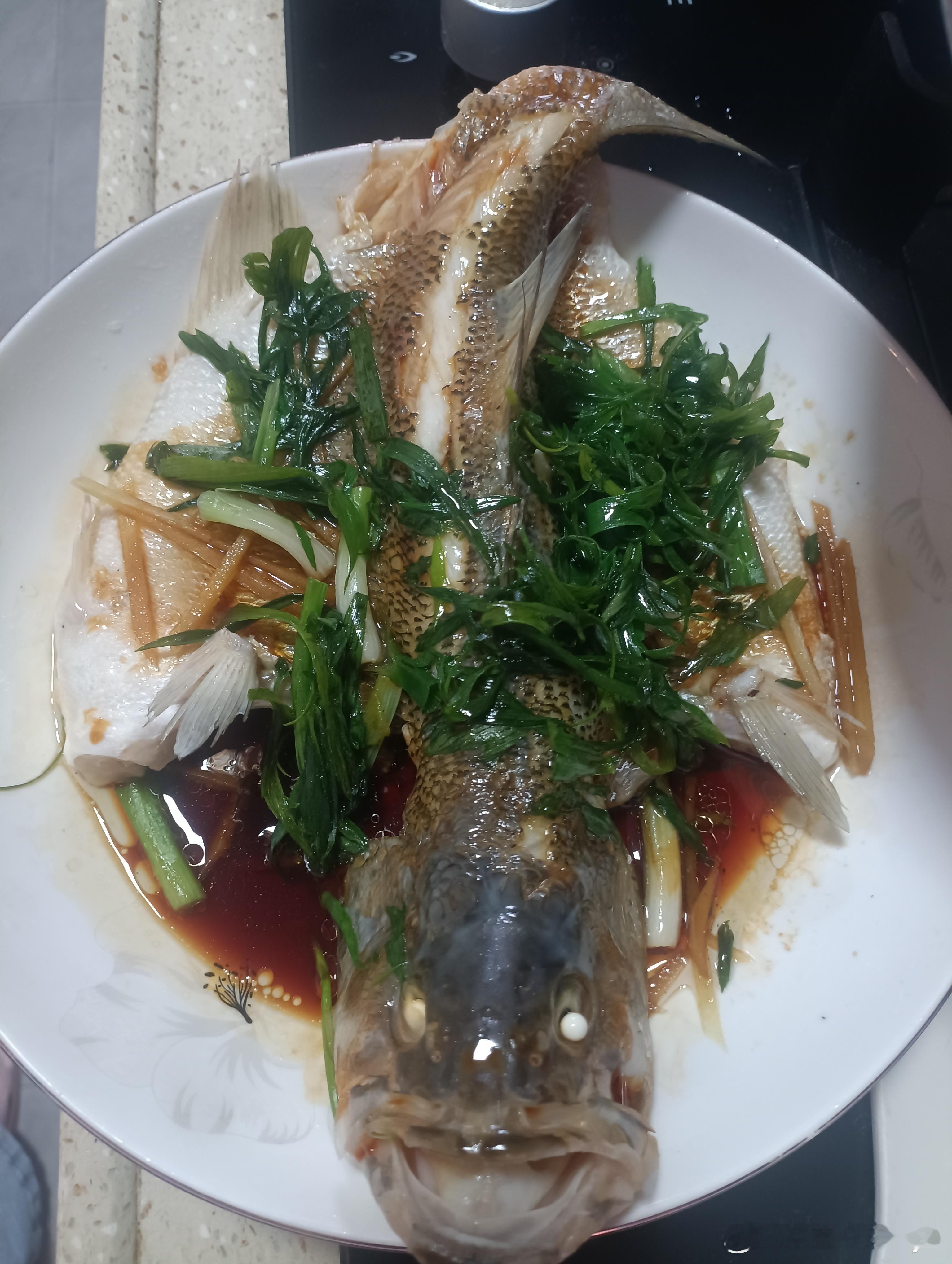 今晚孩子爸做了蒸鲈鱼，我说前几天不是才吃了嘛，他说之前20一斤，今天便宜了，才1