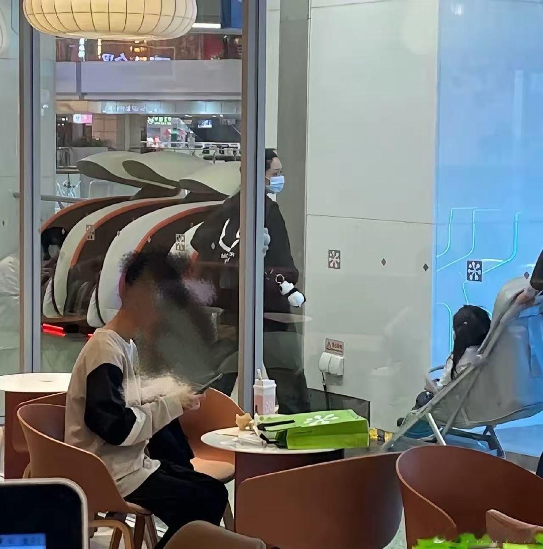 广州偶遇郭碧婷一家广州偶遇郭碧婷一家，姐姐整个人状态也太美了，素颜也很抗打郭碧婷